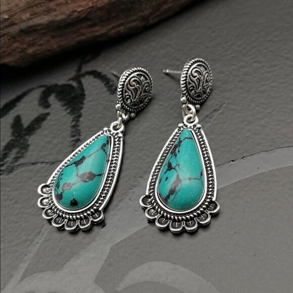 Gorgeous Turquoise Earrings NWT  - Picture 4 of 5